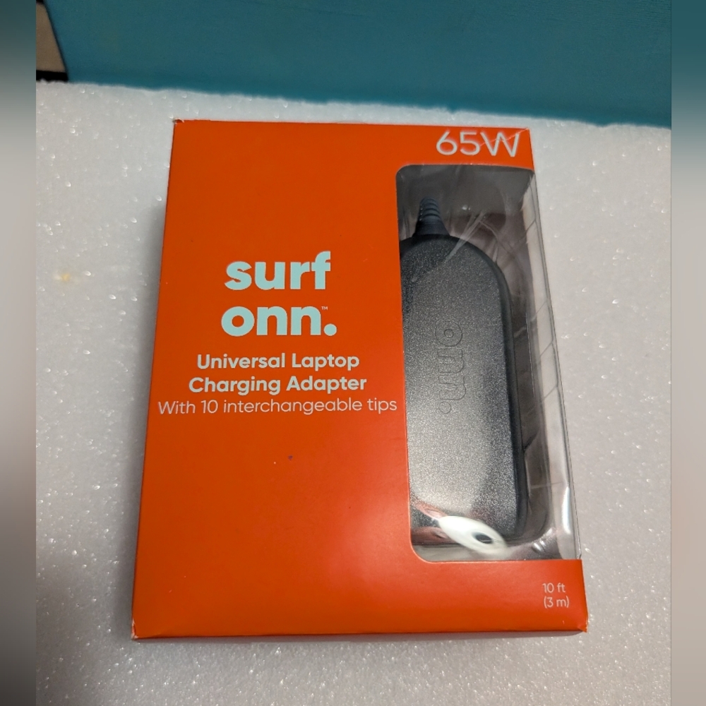 NWT Surf Onn. Universal Laptop Charging Adapter 65W, 10 Tips